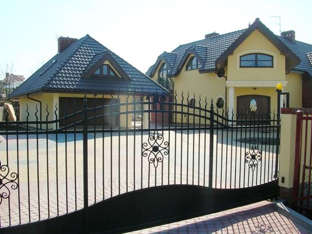 brama przed domem