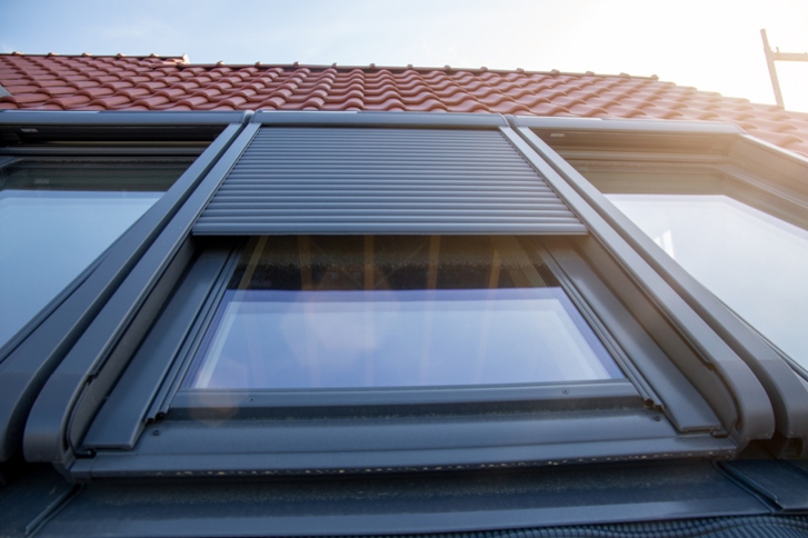 Jaki rodzaj rolety sprawdzi się na oknie dachowym?